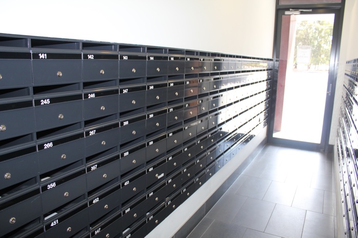 Комната с почтовыми ящиками