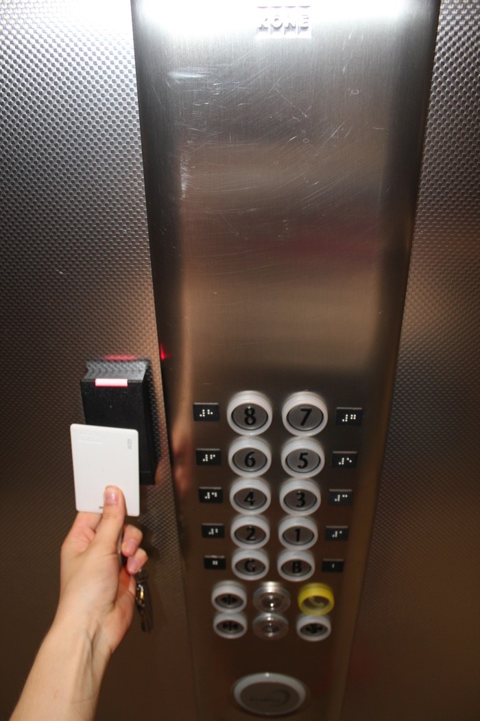 В лифте опять сканируем карточку