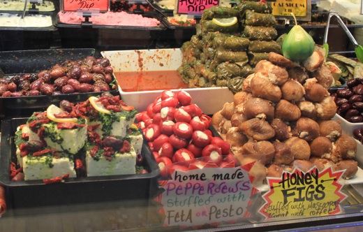 Слева-направо: фета с вялеными томатами, острый перец фаршированый фетой, медовый инжир
